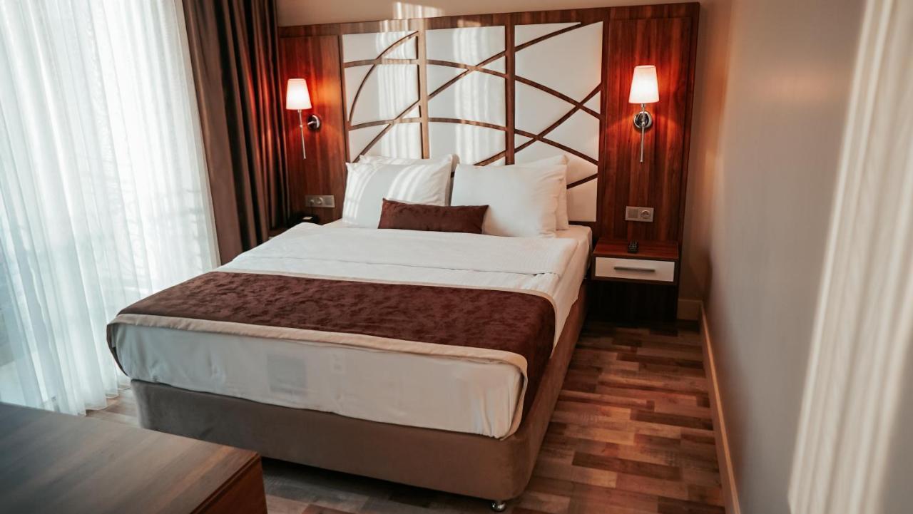 Hotel The Grand Mira Business
