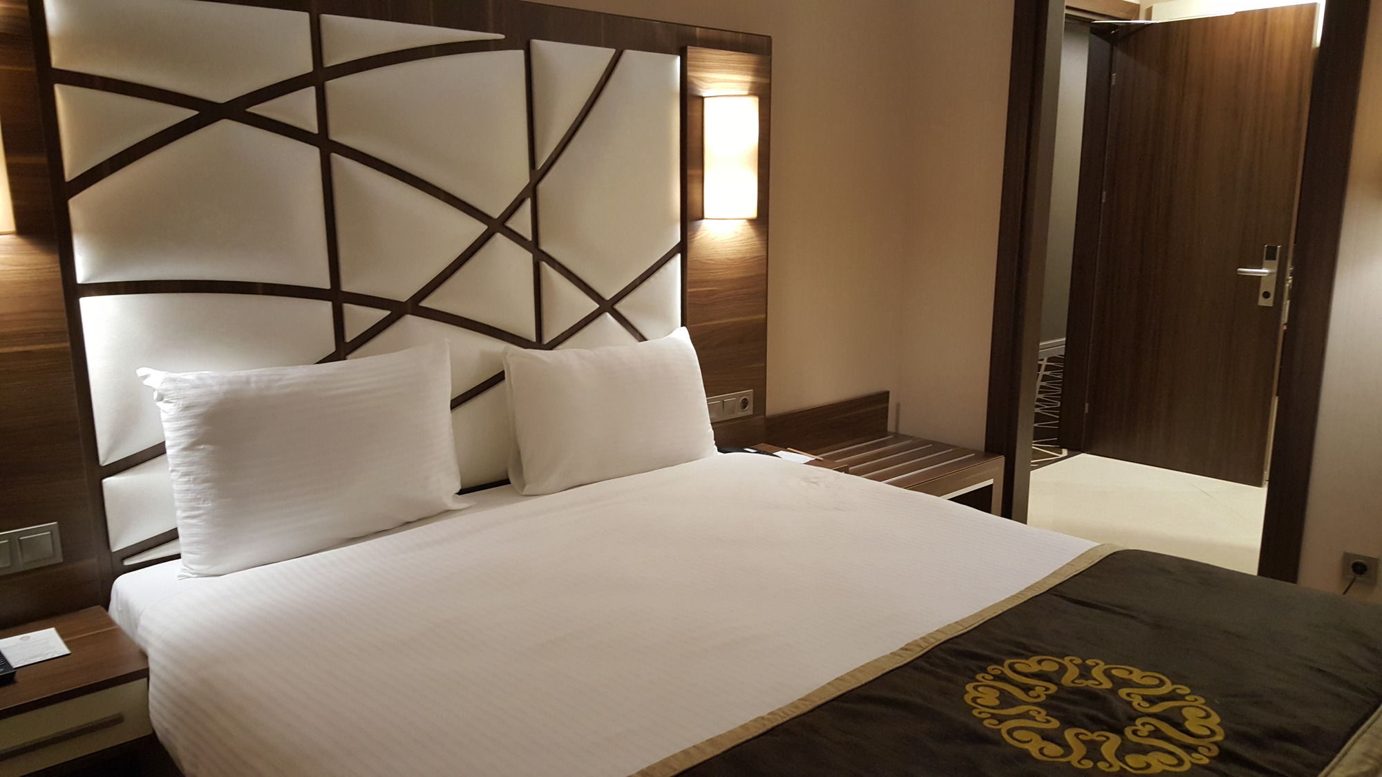 Hotel The Grand Mira Business